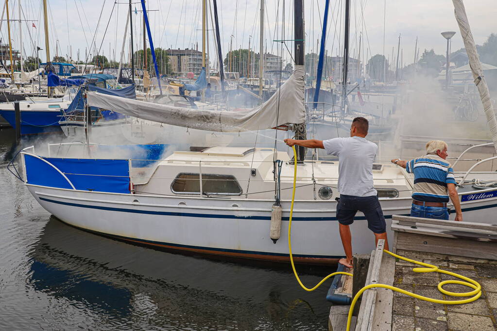 Veel rook bij brand op zeilboot in Jachthaven 't Huizerhoofd
