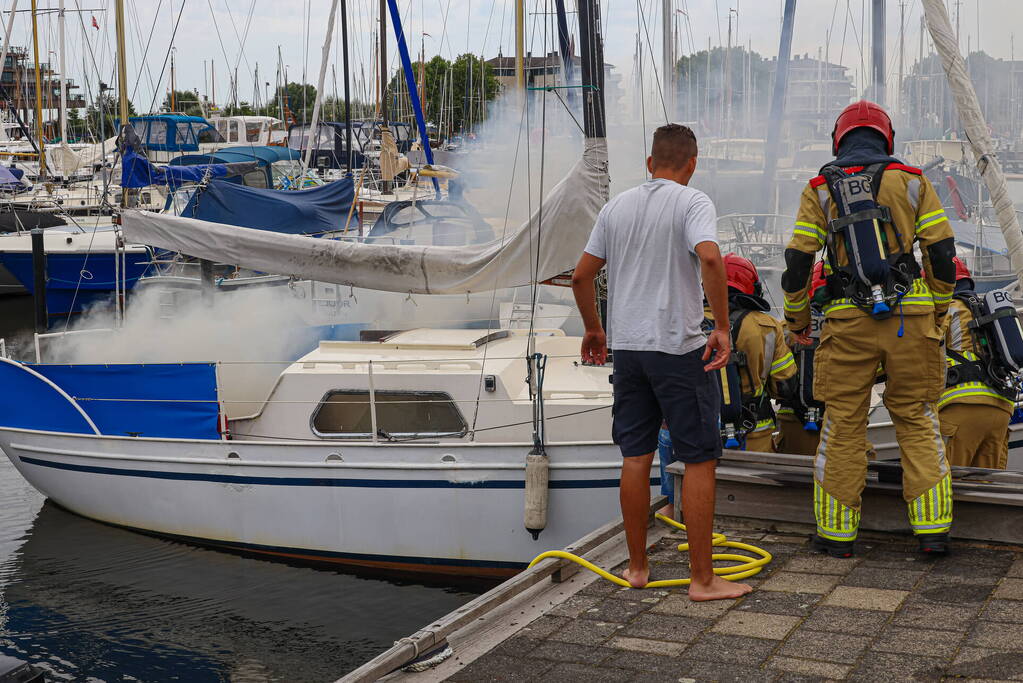 Veel rook bij brand op zeilboot in Jachthaven 't Huizerhoofd