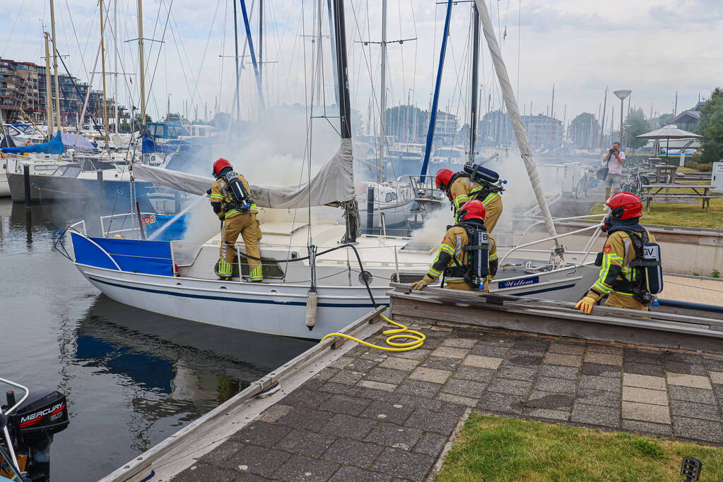 Veel rook bij brand op zeilboot in Jachthaven 't Huizerhoofd