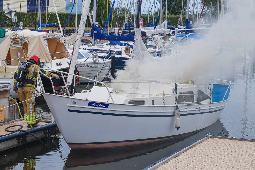 Veel rook bij brand op zeilboot in Jachthaven 't Huizerhoofd