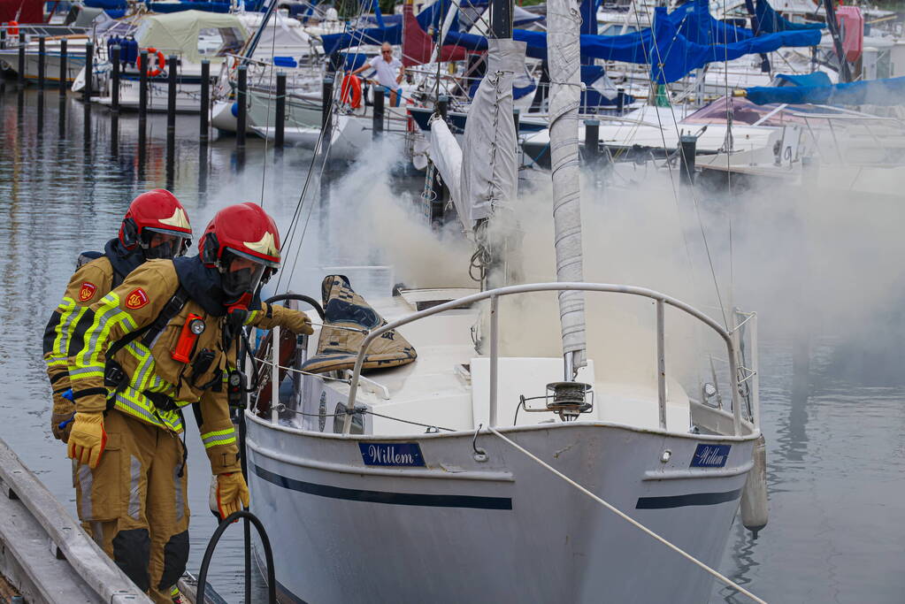 Veel rook bij brand op zeilboot in Jachthaven 't Huizerhoofd