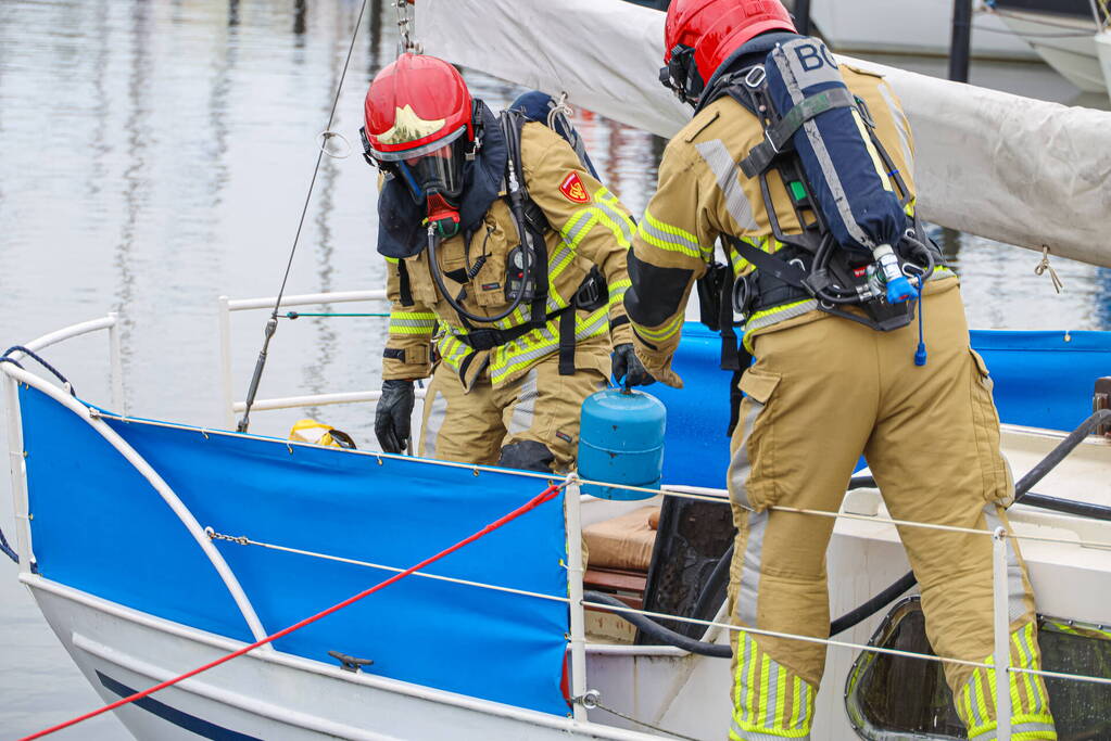 Veel rook bij brand op zeilboot in Jachthaven 't Huizerhoofd