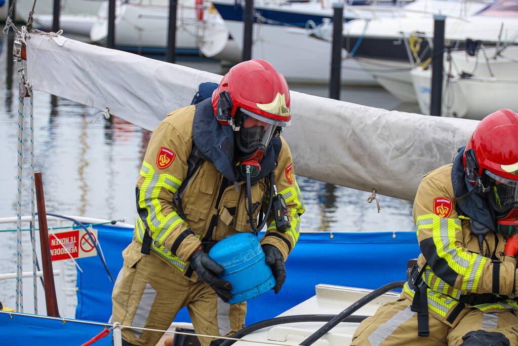 Veel rook bij brand op zeilboot in Jachthaven 't Huizerhoofd