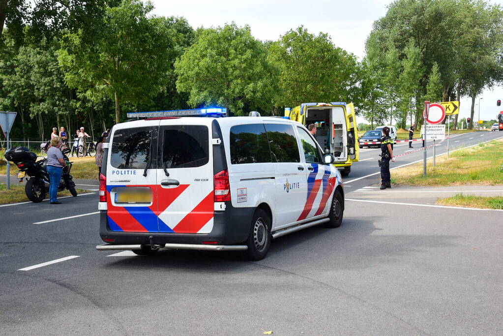 Wielrenner zwaargewond bij verkeersongeval, voertuig doorgereden