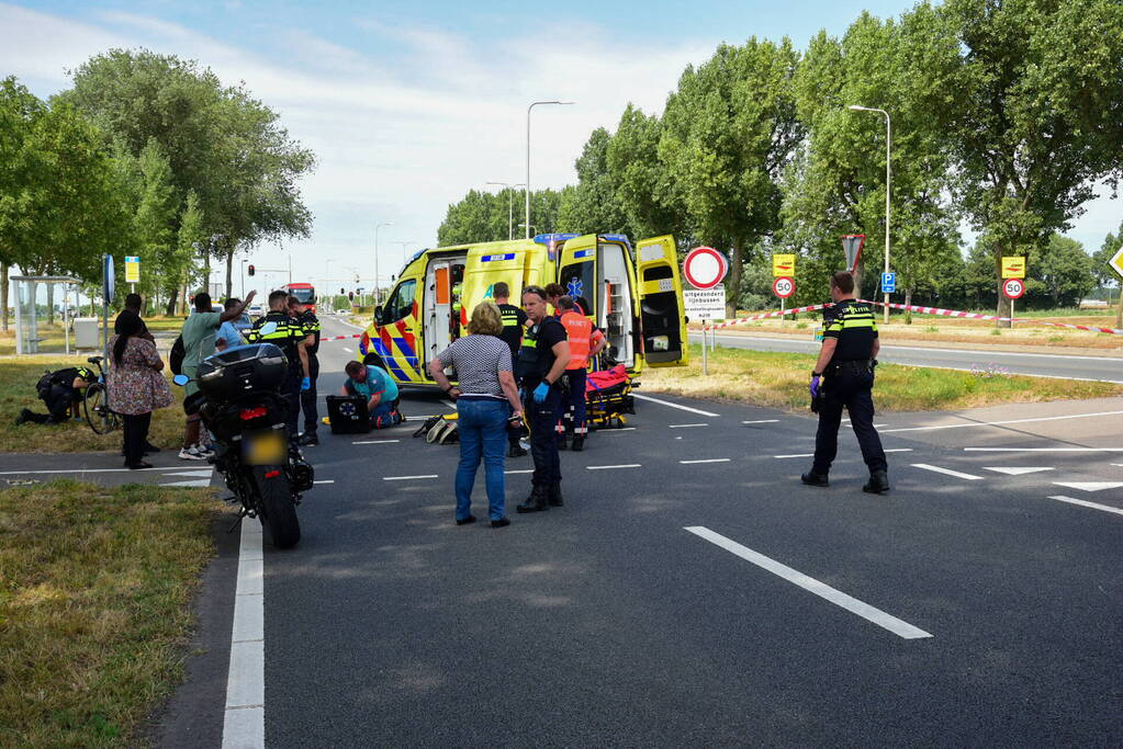 Wielrenner zwaargewond bij verkeersongeval, voertuig doorgereden