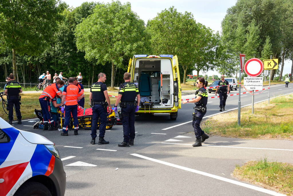 Wielrenner zwaargewond bij verkeersongeval, voertuig doorgereden