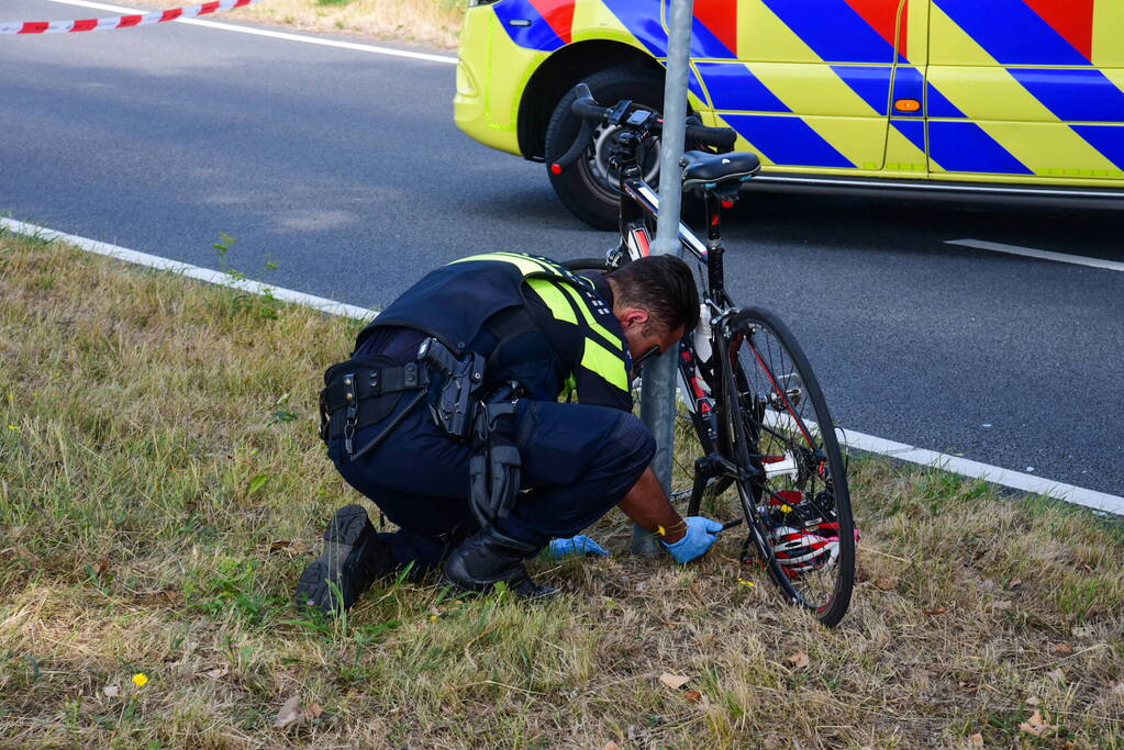 Wielrenner zwaargewond bij verkeersongeval, voertuig doorgereden