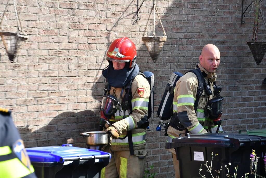 Tussenwoning vol rook door vergeten pan op fornuis
