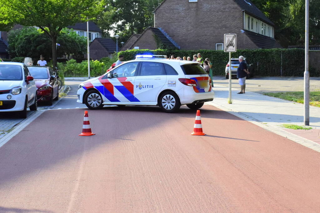 Twee auto's botsen op elkaar