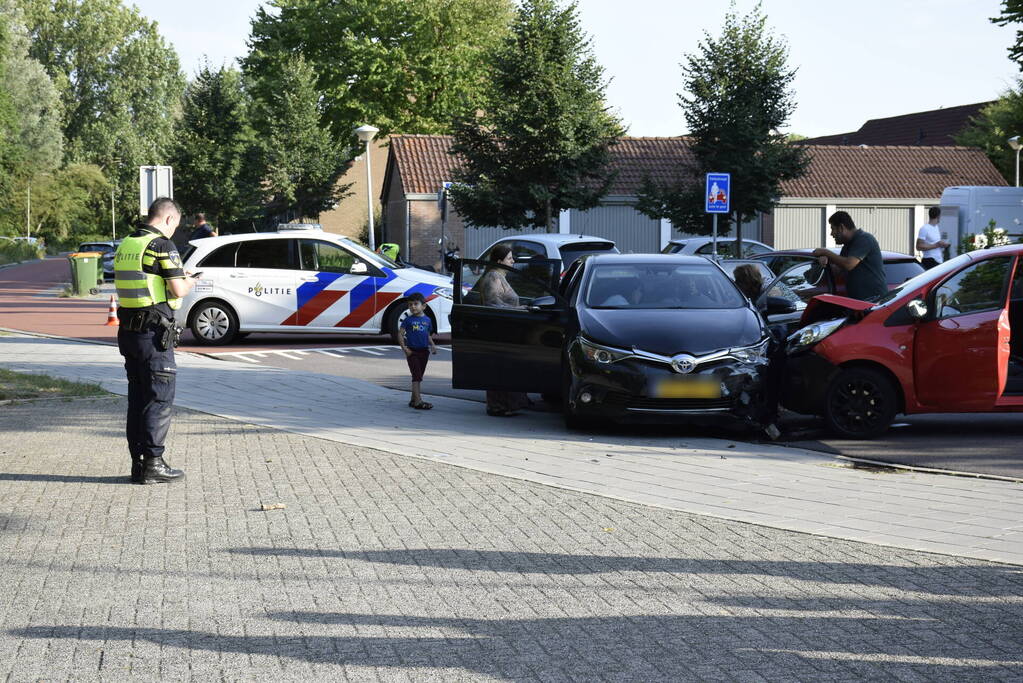Twee auto's botsen op elkaar