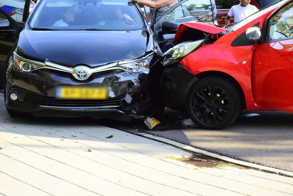 Twee auto's botsen op elkaar