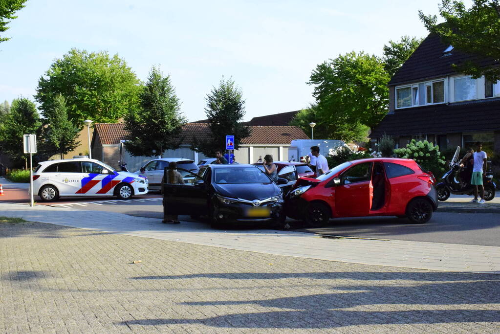 Twee auto's botsen op elkaar