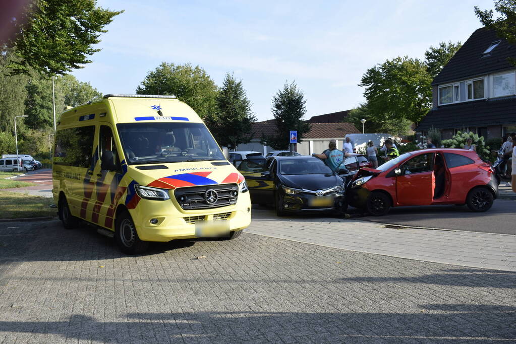 Twee auto's botsen op elkaar