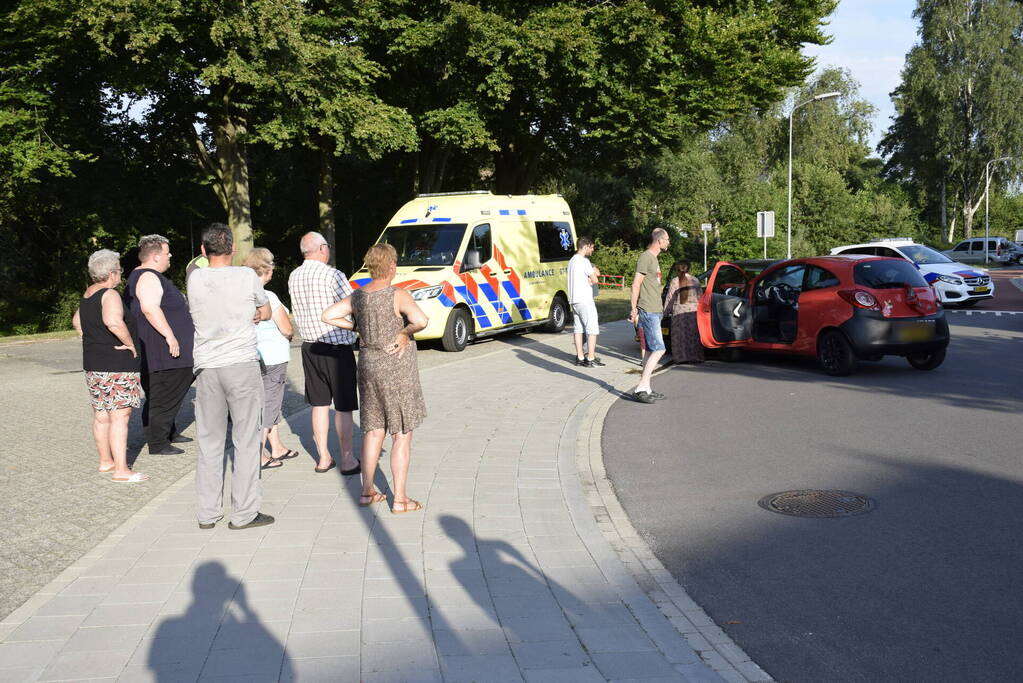 Twee auto's botsen op elkaar