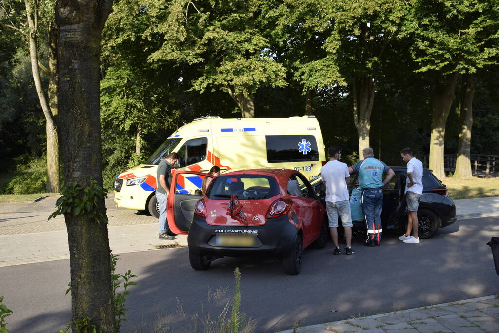 Twee auto's botsen op elkaar