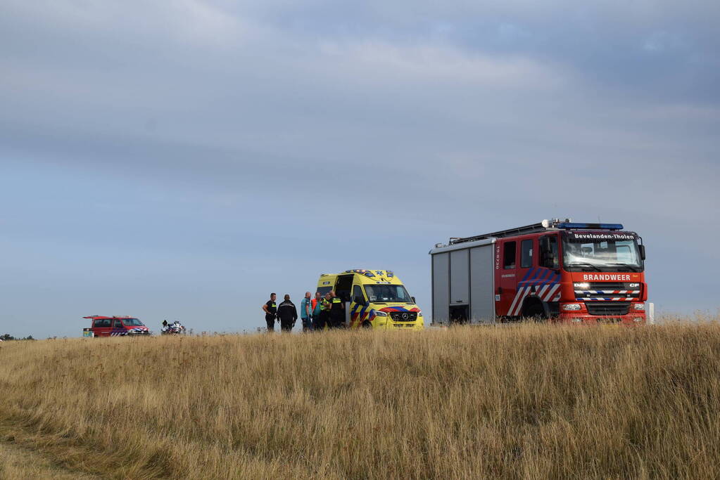 Auto slaat over de kop en belandt in droge sloot