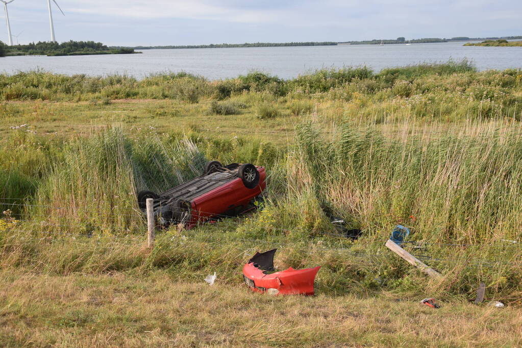 Auto slaat over de kop en belandt in droge sloot