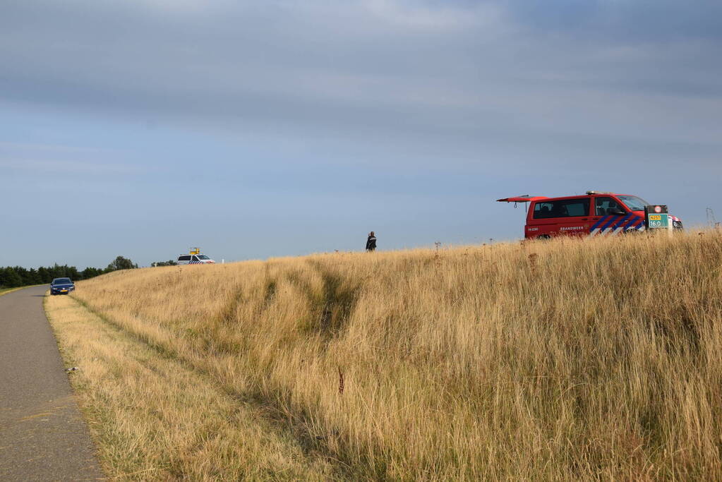 Auto slaat over de kop en belandt in droge sloot