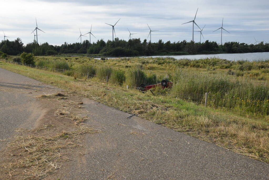 Auto slaat over de kop en belandt in droge sloot