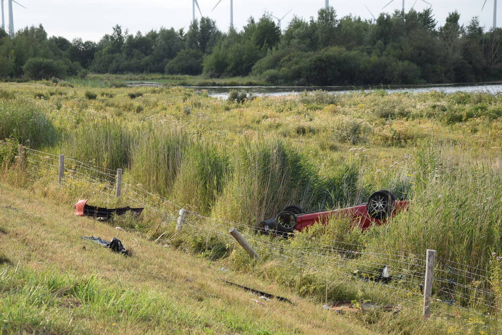 Auto slaat over de kop en belandt in droge sloot