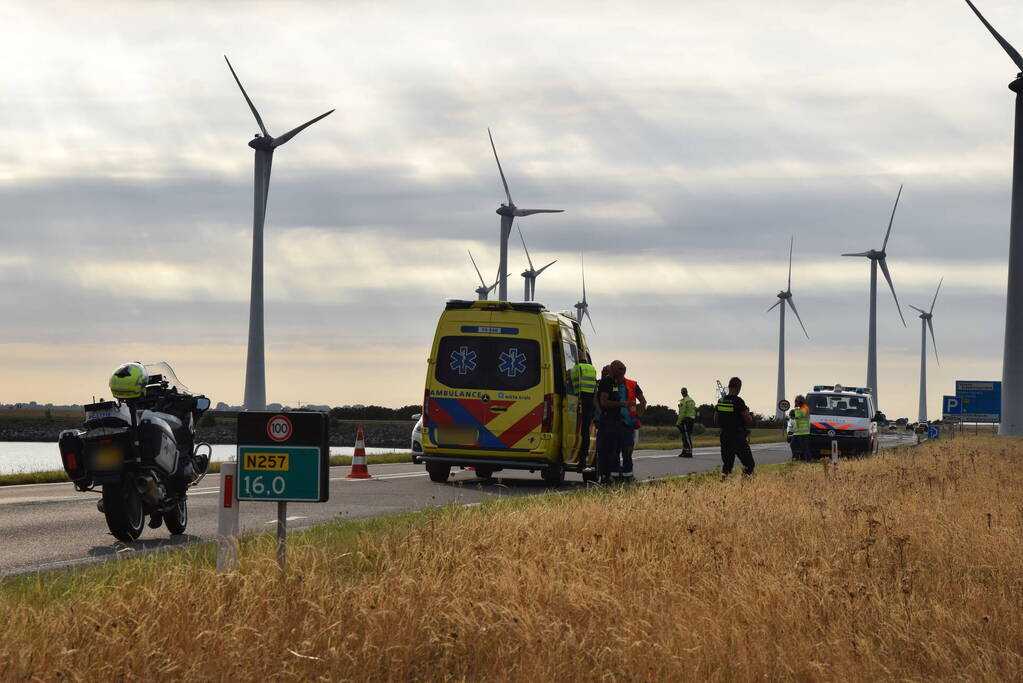 Auto slaat over de kop en belandt in droge sloot