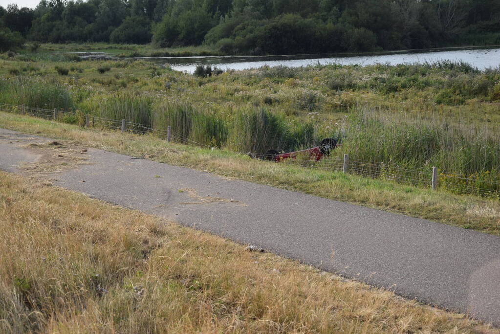Auto slaat over de kop en belandt in droge sloot