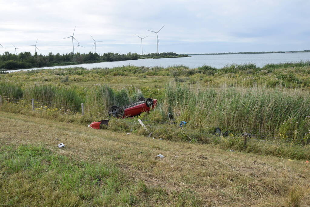 Auto slaat over de kop en belandt in droge sloot