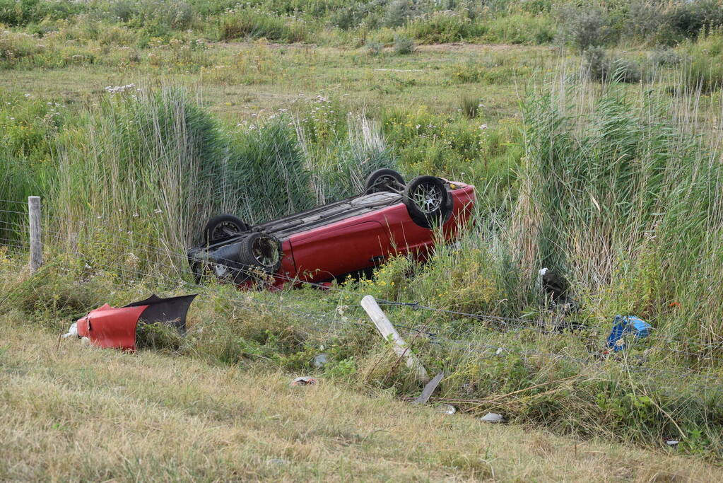 Auto slaat over de kop en belandt in droge sloot