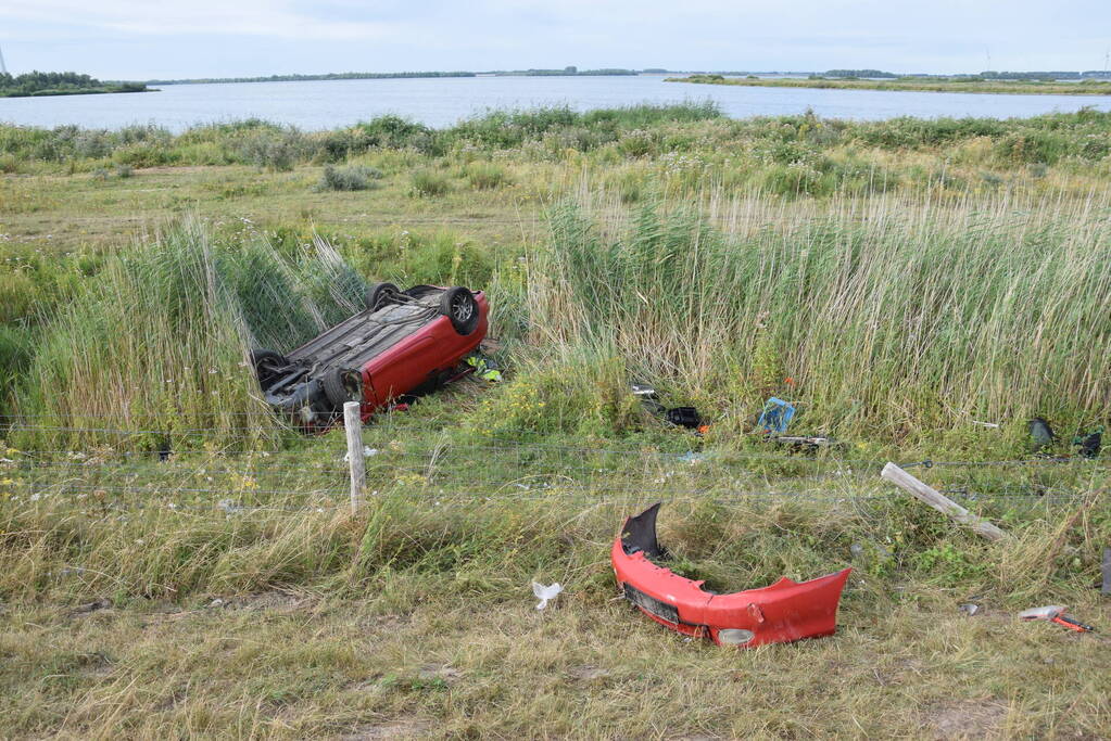 Auto slaat over de kop en belandt in droge sloot