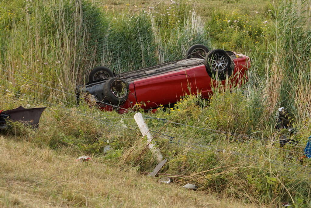 Auto slaat over de kop en belandt in droge sloot