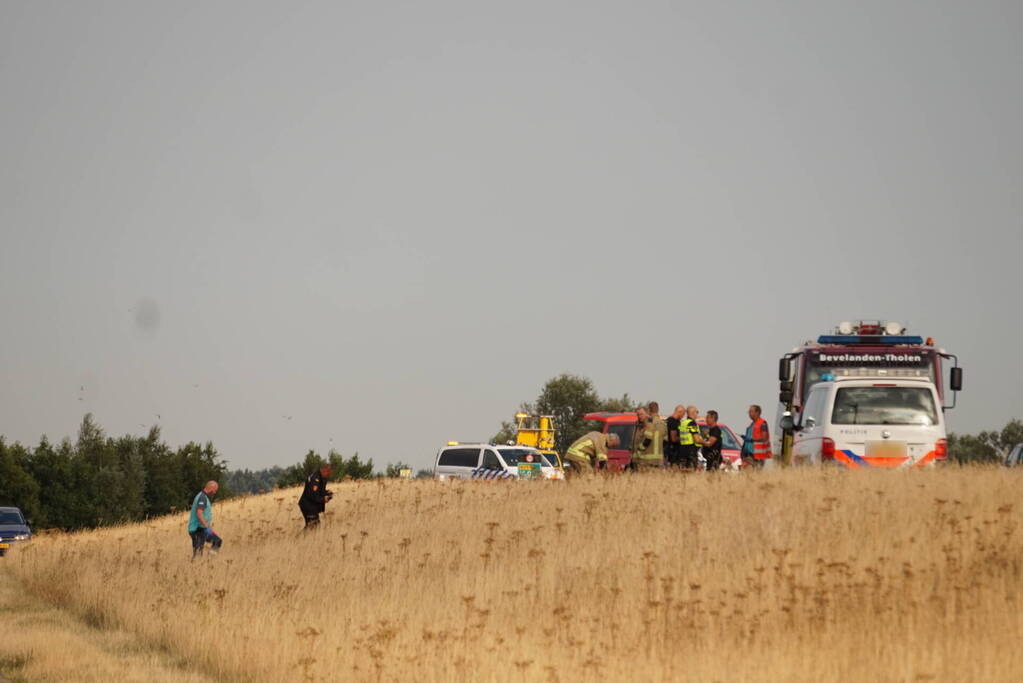 Auto slaat over de kop en belandt in droge sloot