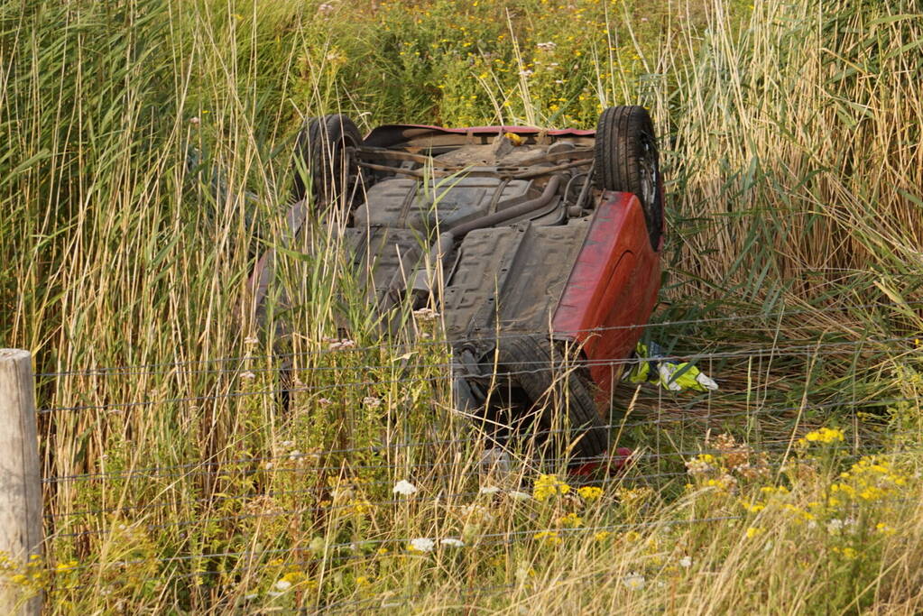 Auto slaat over de kop en belandt in droge sloot