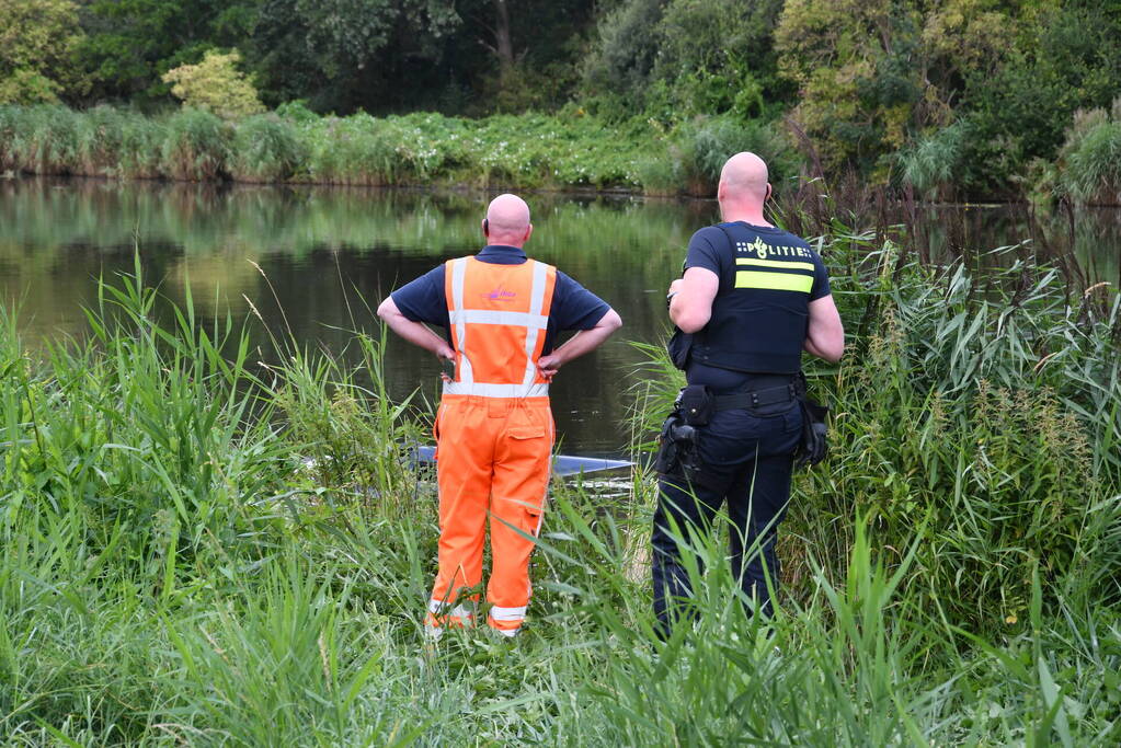 Bestuurder bestelbus mist bocht en belandt in het water