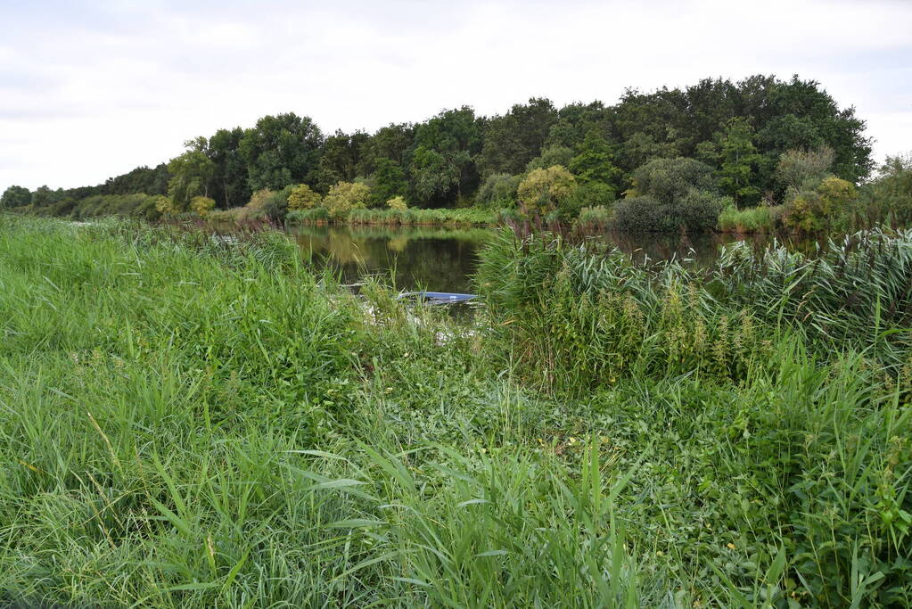 Bestuurder bestelbus mist bocht en belandt in het water