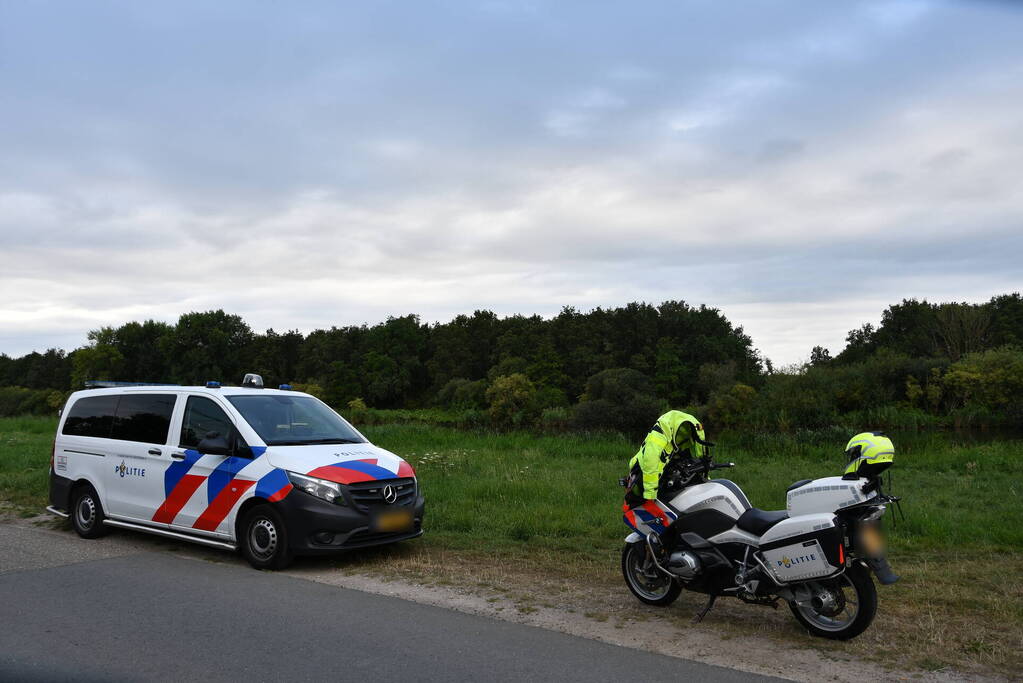 Bestuurder bestelbus mist bocht en belandt in het water
