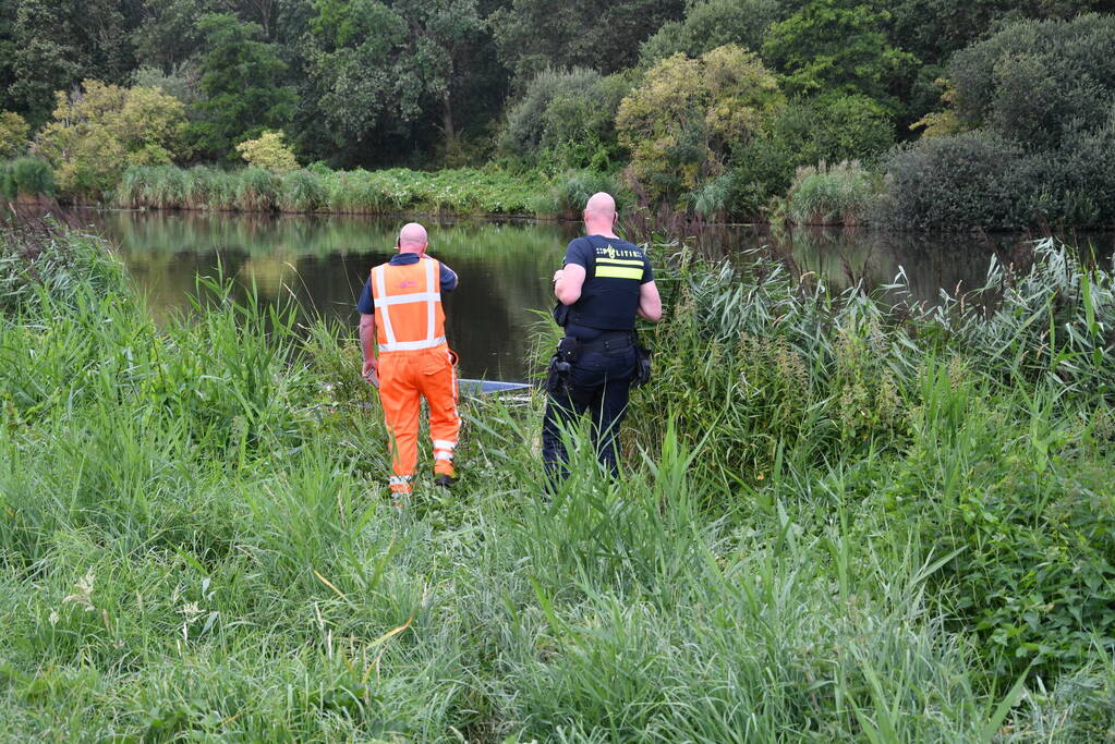 Bestuurder bestelbus mist bocht en belandt in het water
