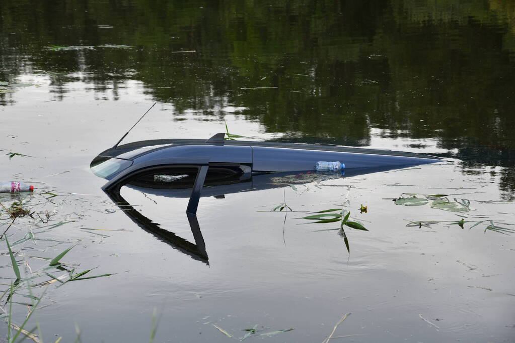 Bestuurder bestelbus mist bocht en belandt in het water