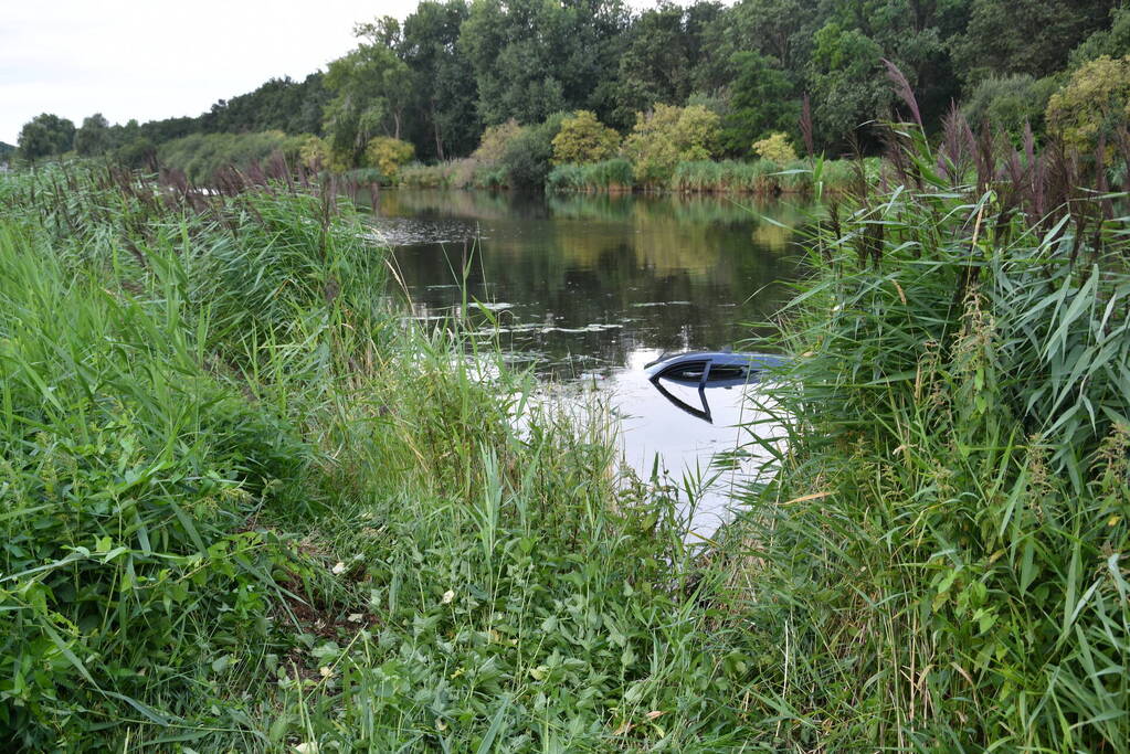 Bestuurder bestelbus mist bocht en belandt in het water