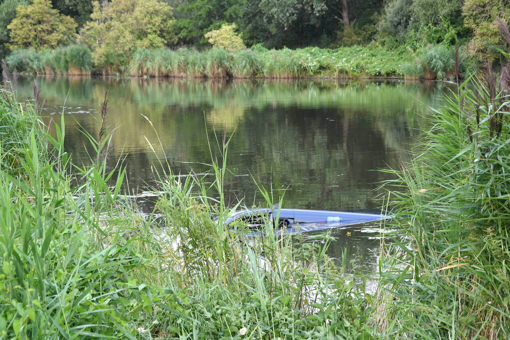 Bestuurder bestelbus mist bocht en belandt in het water