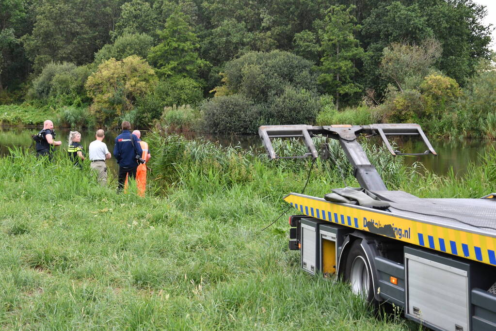Bestuurder bestelbus mist bocht en belandt in het water