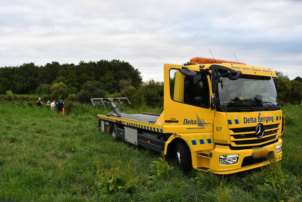 Bestuurder bestelbus mist bocht en belandt in het water