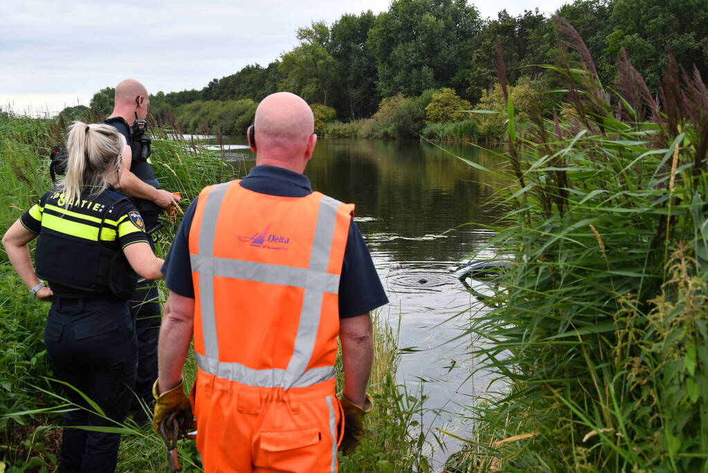 Bestuurder bestelbus mist bocht en belandt in het water