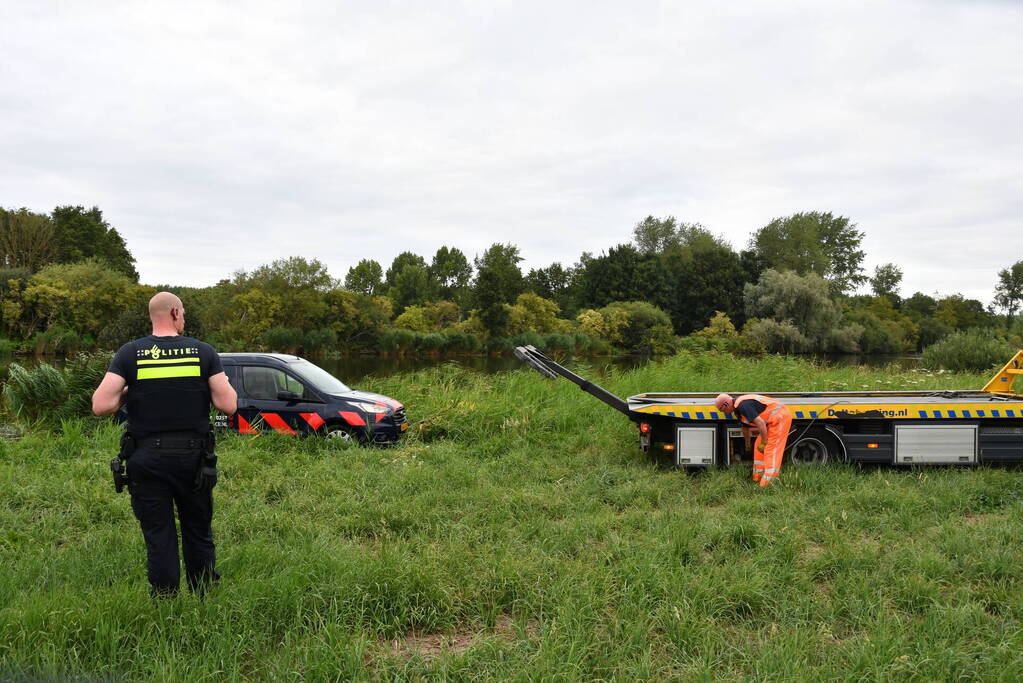 Bestuurder bestelbus mist bocht en belandt in het water