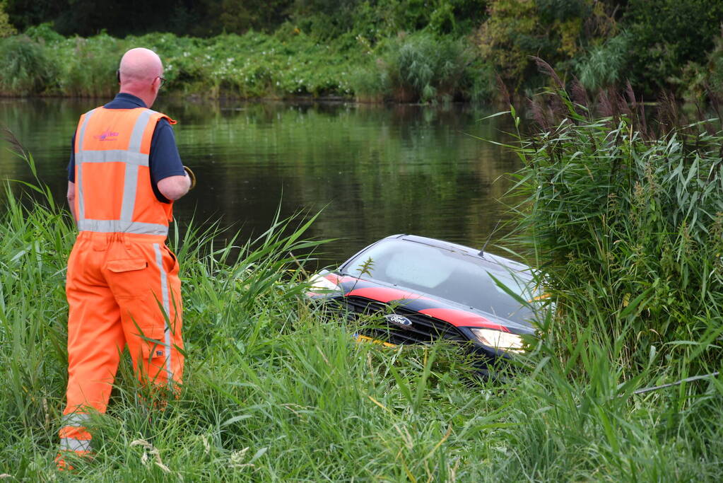 Bestuurder bestelbus mist bocht en belandt in het water