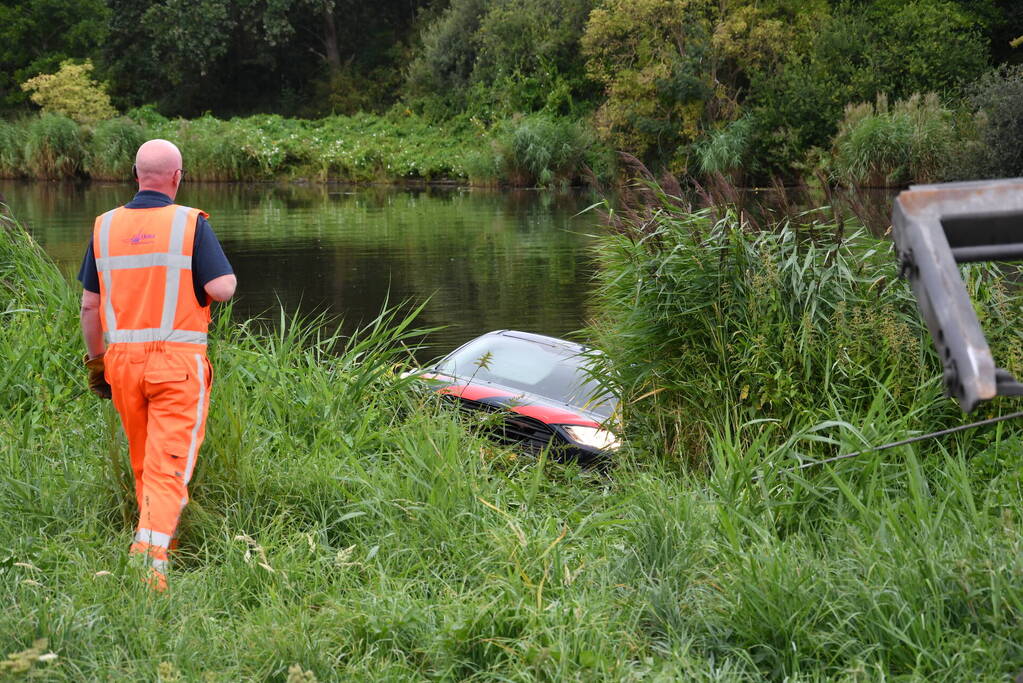 Bestuurder bestelbus mist bocht en belandt in het water