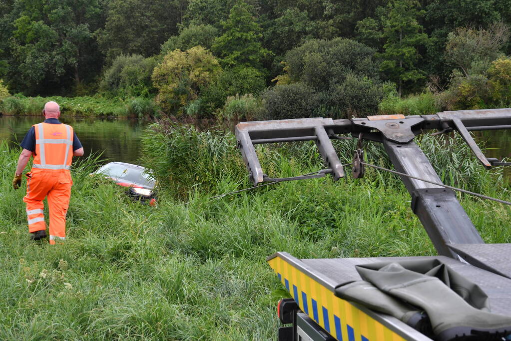 Bestuurder bestelbus mist bocht en belandt in het water