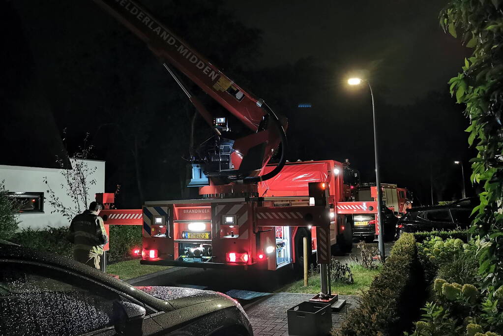 Brandweer controleert rietendak na blikseminslag