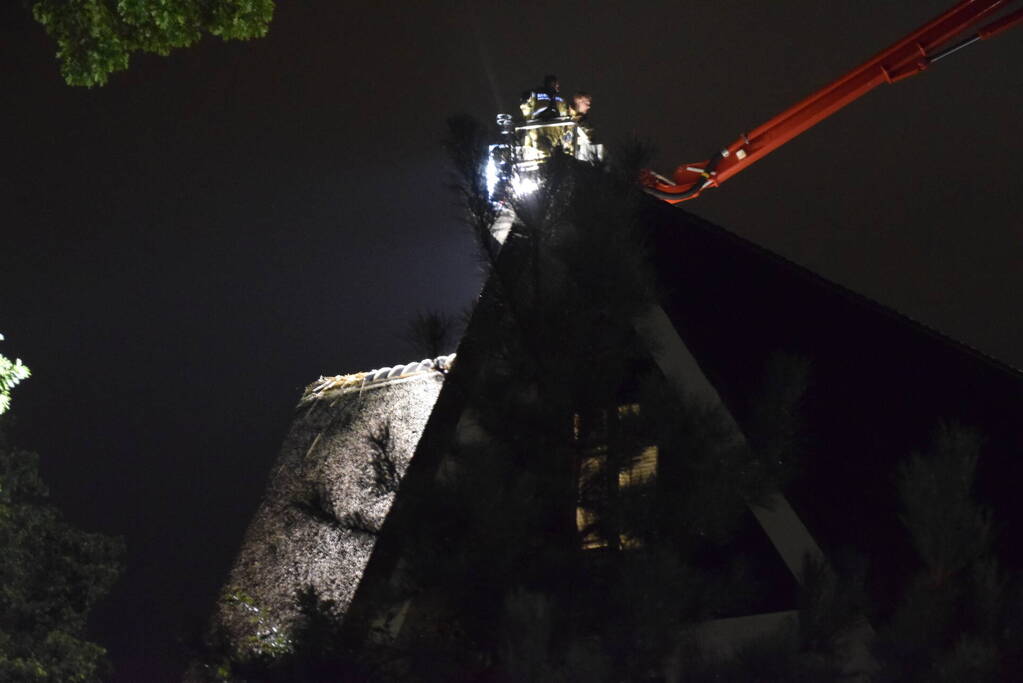 Brandweer controleert rietendak na blikseminslag