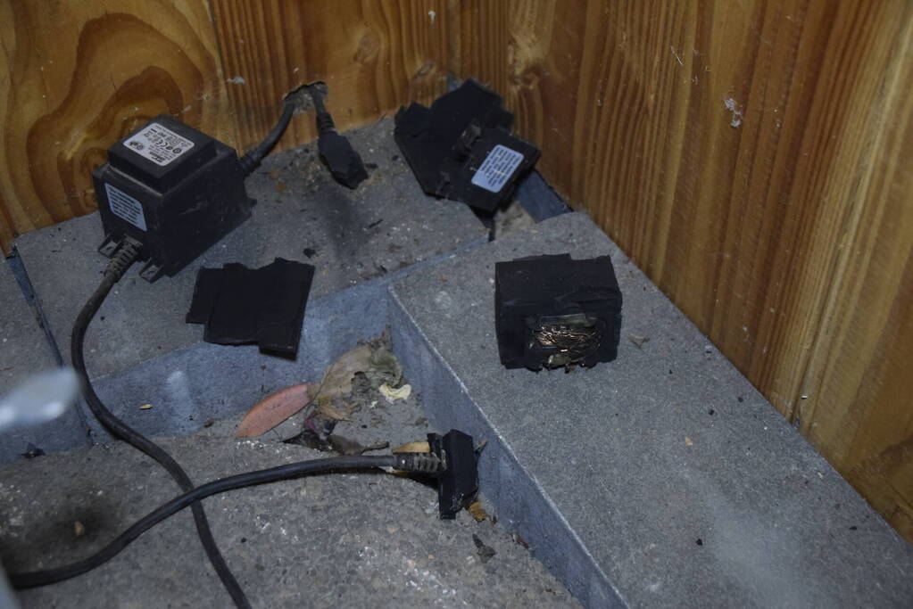 Brandweer controleert rietendak na blikseminslag