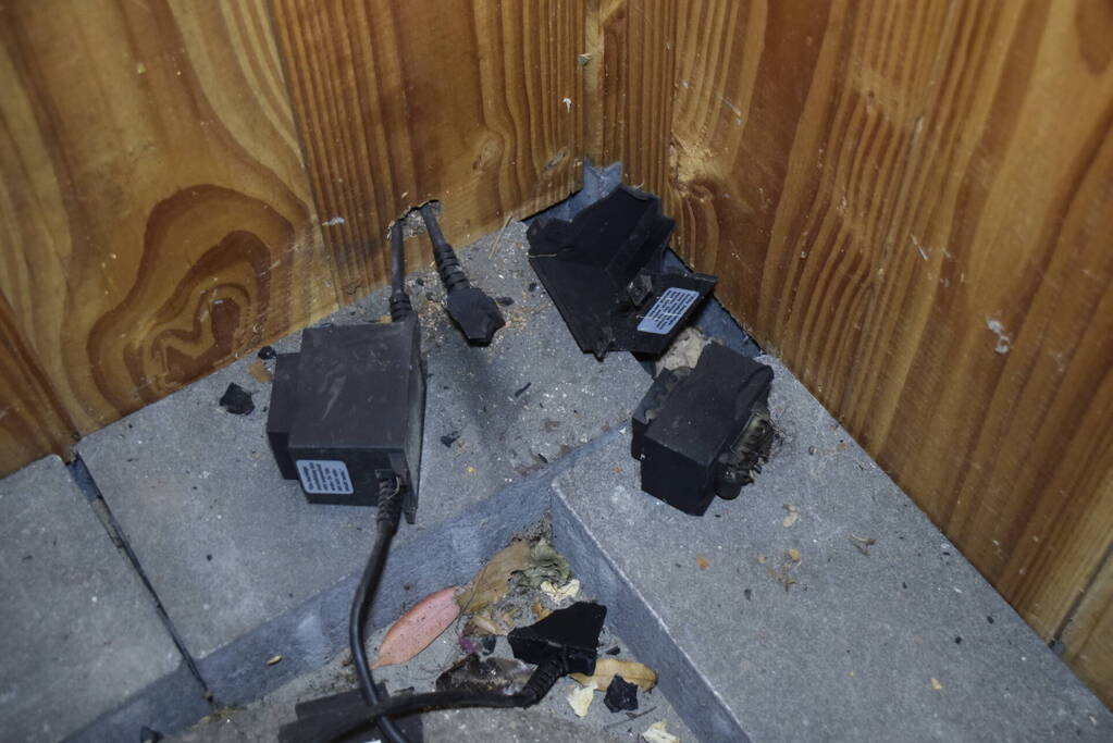 Brandweer controleert rietendak na blikseminslag